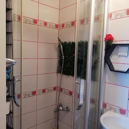 Small Low Cost Studio 贝尔格莱德 外观 照片