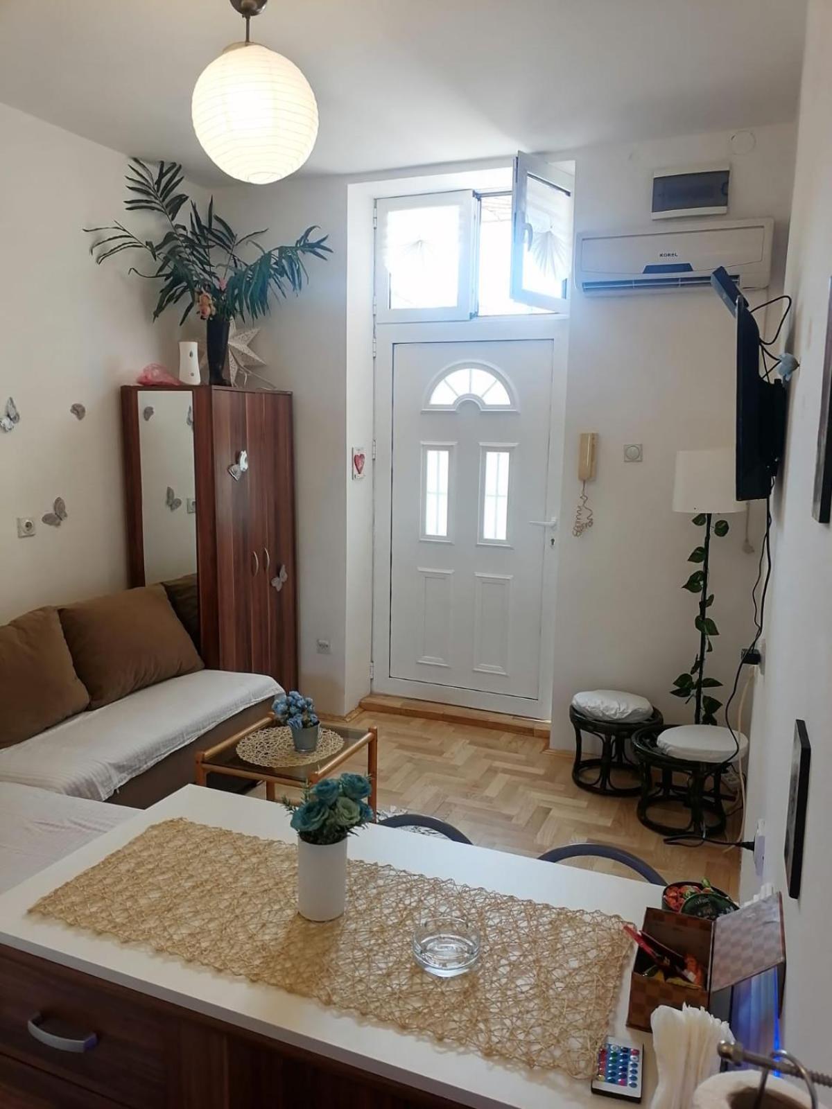 Small Low Cost Studio 贝尔格莱德 外观 照片