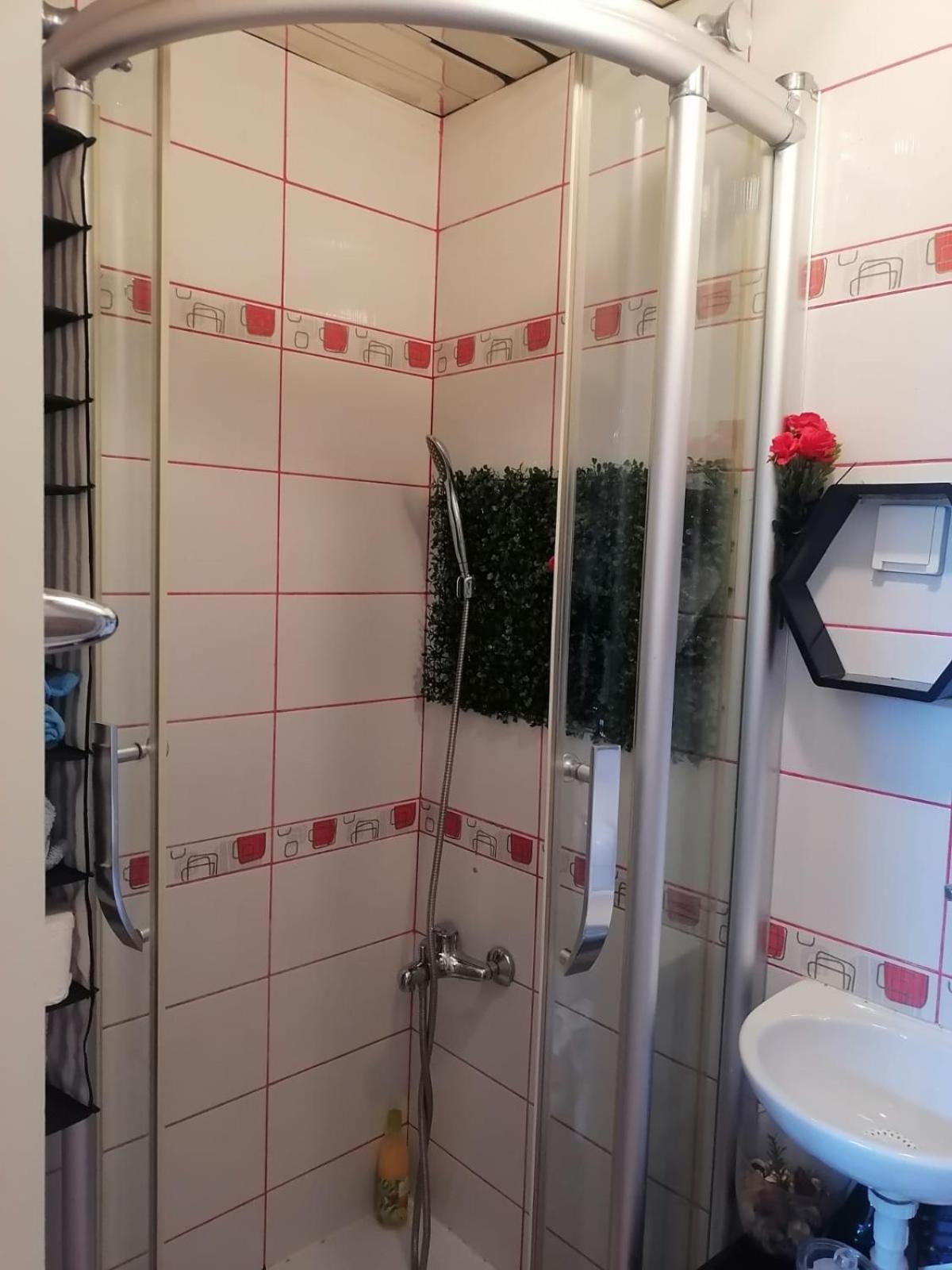 Small Low Cost Studio 贝尔格莱德 外观 照片